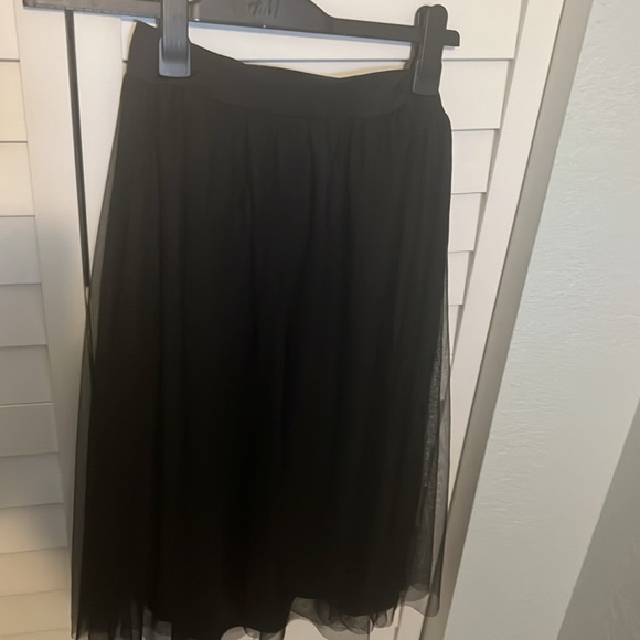 A black skirt with frills - Picture 2 of 2